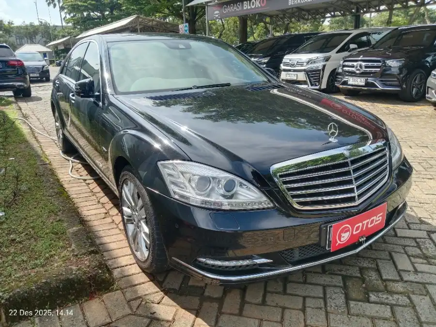 Foto Mobil Bekas Kanan Depan Mercedes-Benz S350L 3.5 CGI tahun 2011