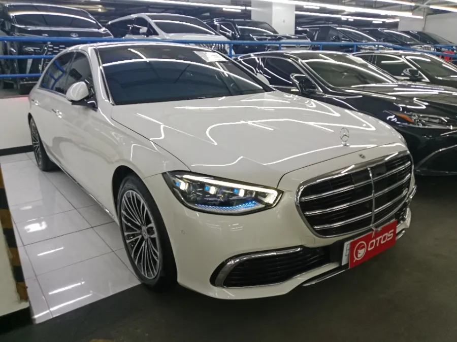 Foto Mobil Bekas Kanan Depan Mercedes-Benz S450L 3.0 V223 tahun 2022