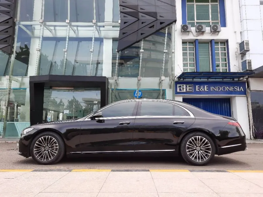 Foto Mobil Bekas Tampak Samping Mercedes-Benz S450L 3.0 V223 tahun 2022