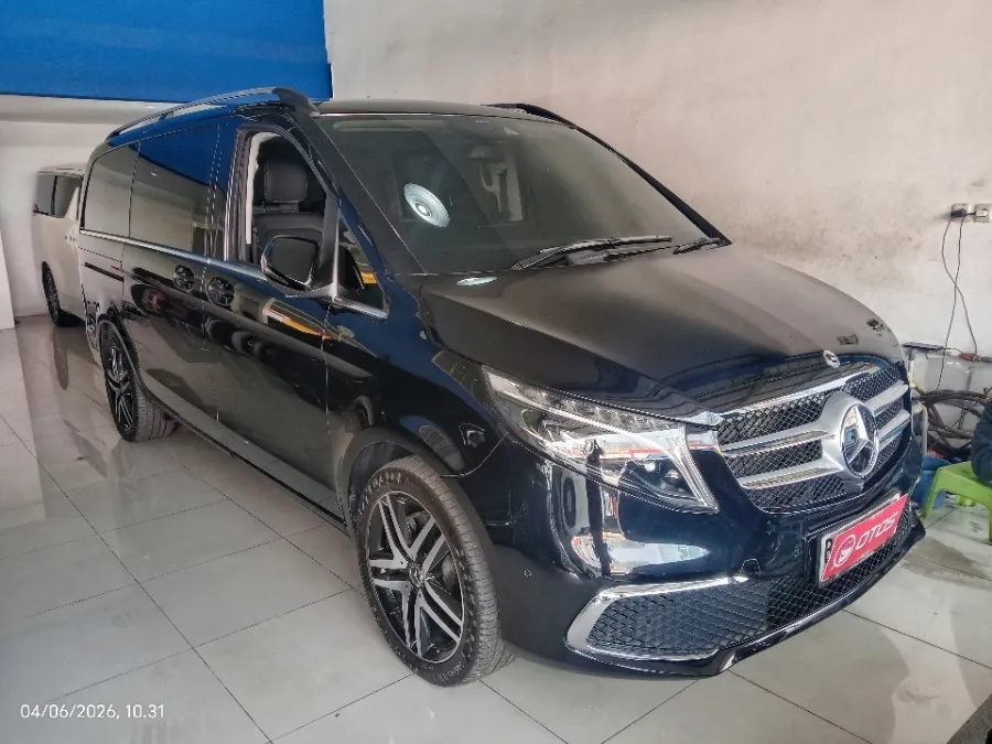 Foto Mobil Bekas Kanan Depan Mercedes-Benz V250 2.0 Avantgarde tahun 2022