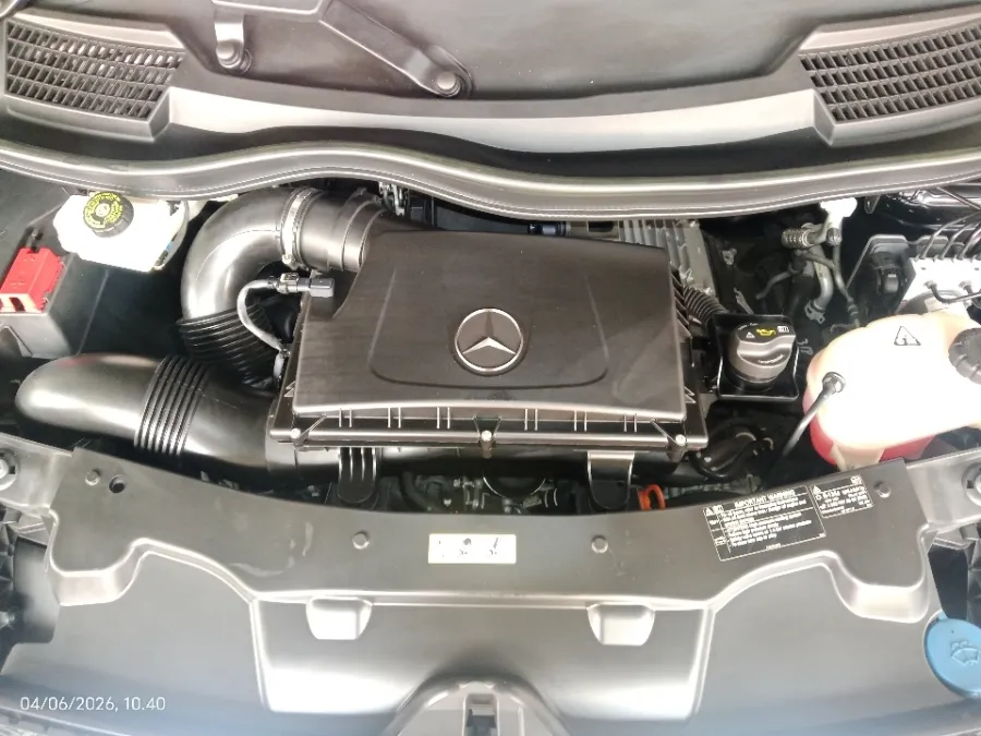 Foto Mobil Bekas Mesin Mercedes-Benz V250 2.0 Avantgarde tahun 2022