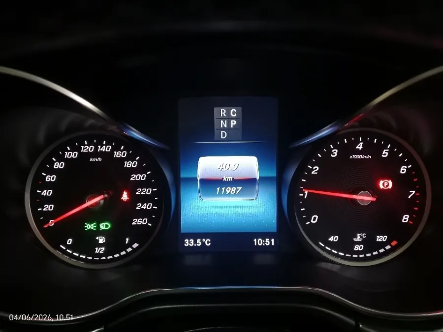 Foto Mobil Bekas Odometer Mercedes-Benz V250 2.0 Avantgarde tahun 2022