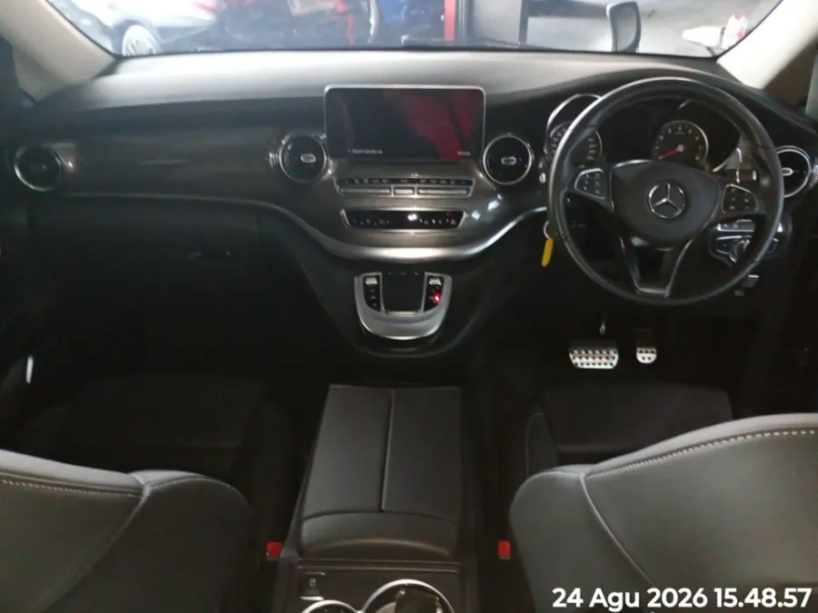 Foto Mobil Bekas Dashboard Mercedes-Benz V250 2.0 Avantgarde tahun 2023