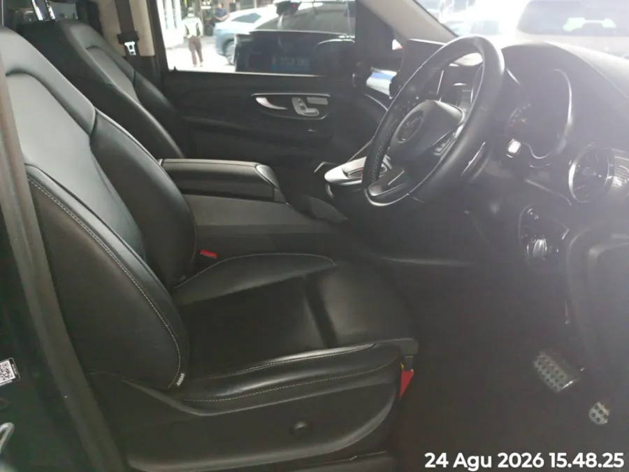 Foto Mobil Bekas Kabin Depan Mercedes-Benz V250 2.0 Avantgarde tahun 2023