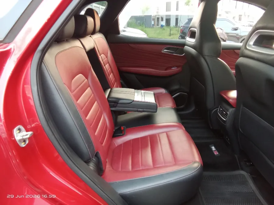 Foto Mobil Bekas Kabin Belakang MG HS 1.5 Ignite tahun 2020