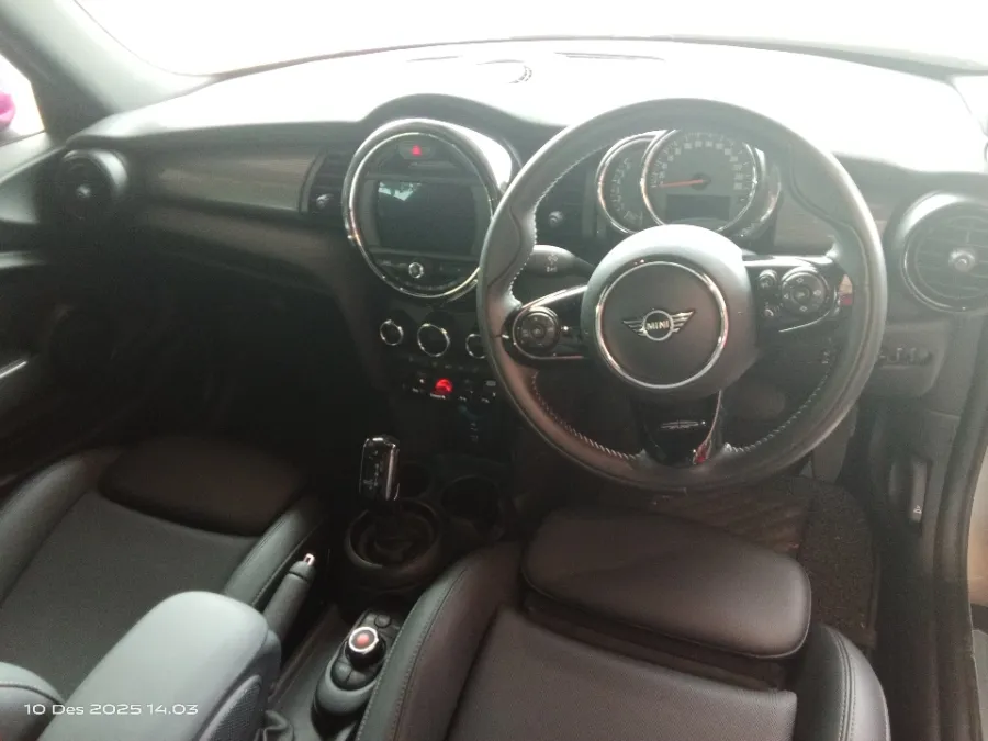 Foto Mobil Bekas Dashboard MINI Convertible 1.5 Cooper tahun 2020