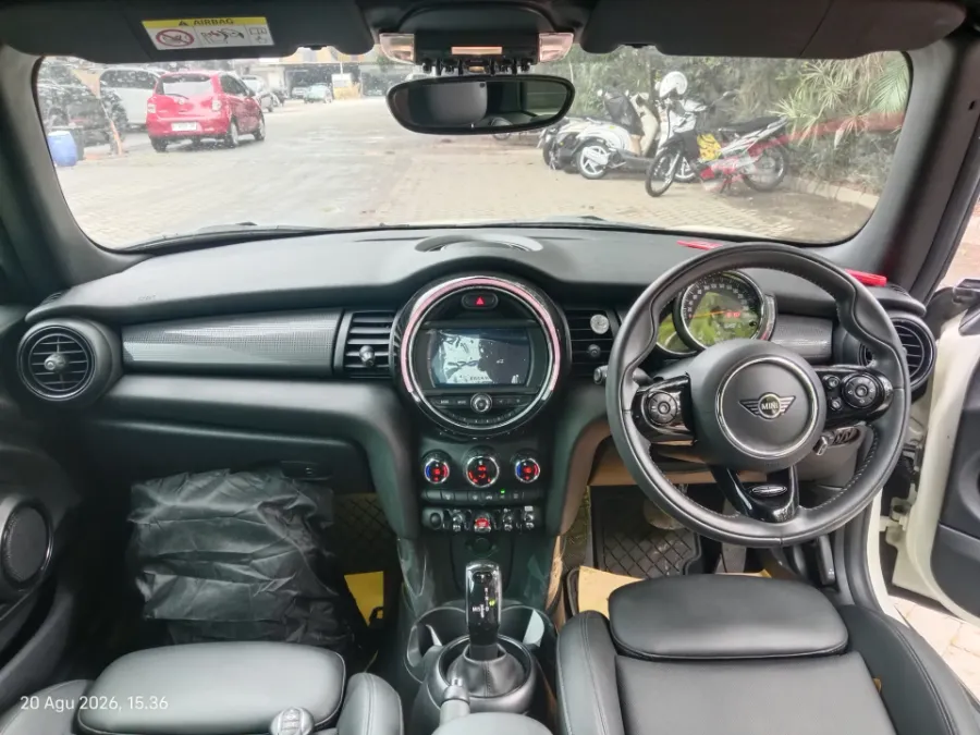 Foto Mobil Bekas Dashboard MINI Convertible 1.5 Cooper tahun 2020