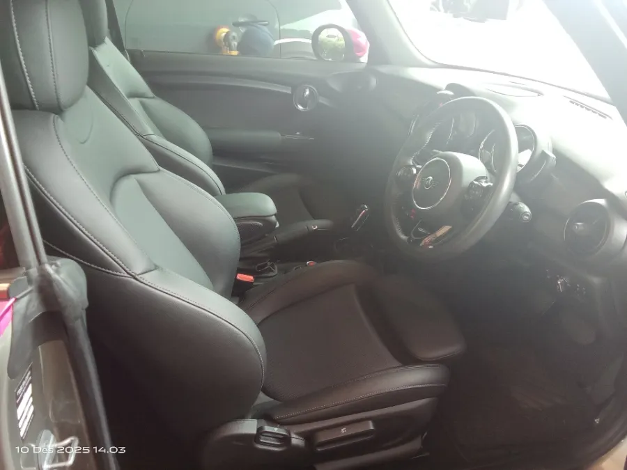 Foto Mobil Bekas Kabin Depan MINI Convertible 1.5 Cooper tahun 2020