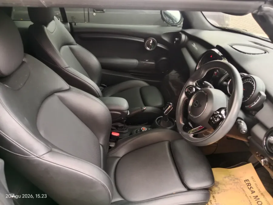 Foto Mobil Bekas Kabin Depan MINI Convertible 1.5 Cooper tahun 2020