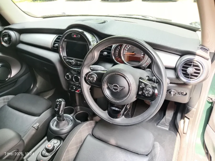 Foto Mobil Bekas Dashboard MINI Cooper 1.5 tahun 2018
