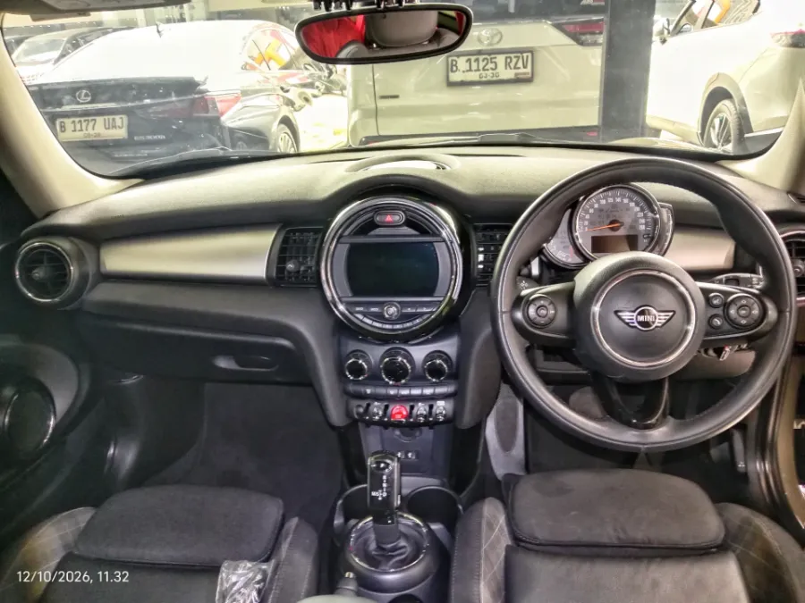 Foto Mobil Bekas Dashboard MINI Cooper 1.5 tahun 2018