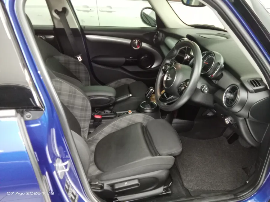 Foto Mobil Bekas Kabin Depan MINI Cooper 1.5 tahun 2018