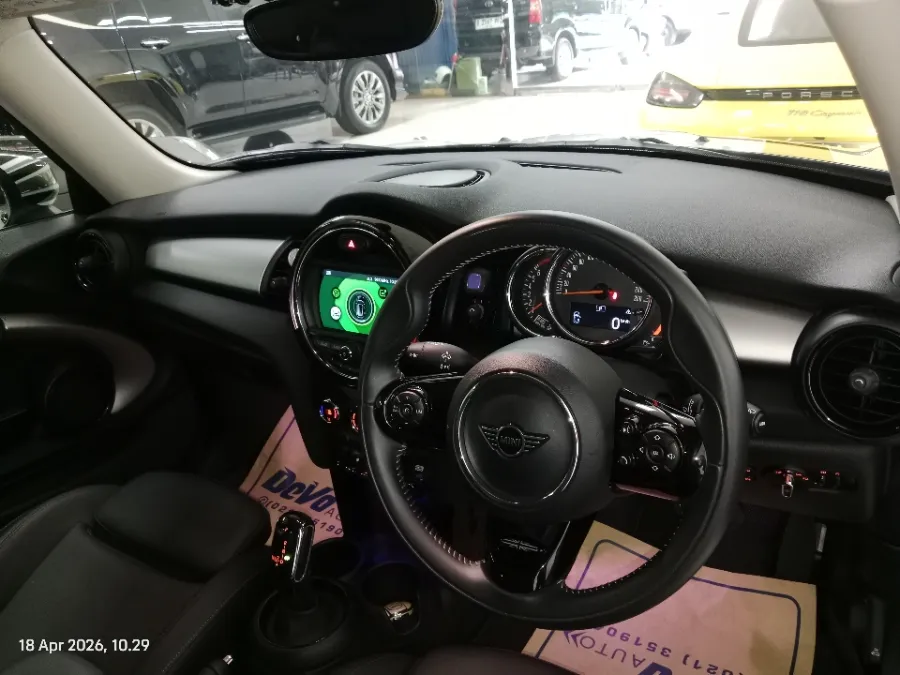 Foto Mobil Bekas Dashboard MINI Cooper 1.5 tahun 2020