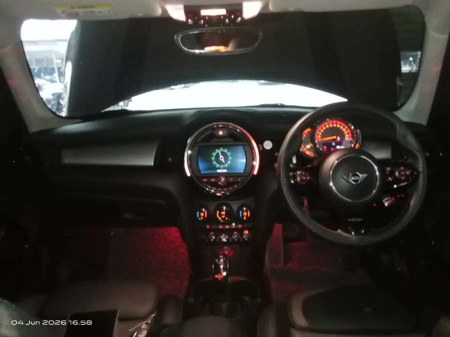 Foto Mobil Bekas Dashboard MINI Cooper 1.5 tahun 2020