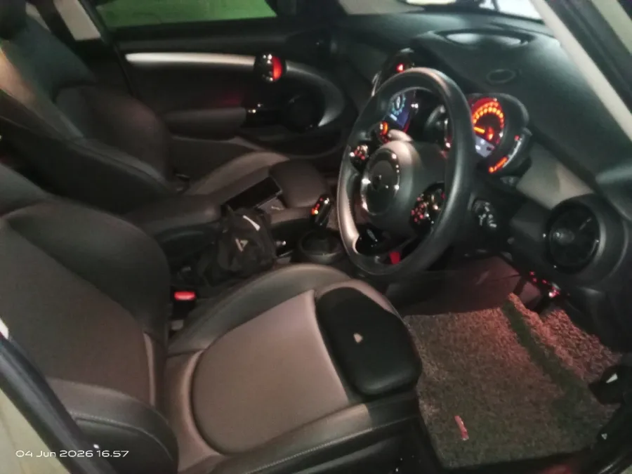 Foto Mobil Bekas Kabin Depan MINI Cooper 1.5 tahun 2020