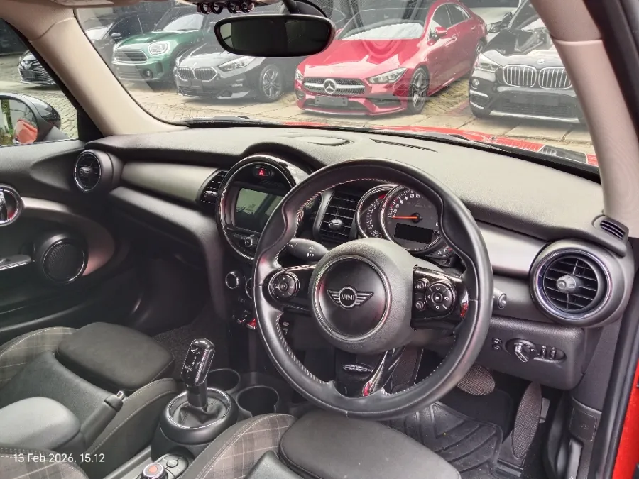 Foto Mobil Bekas Dashboard MINI Cooper 1.5 S tahun 2018