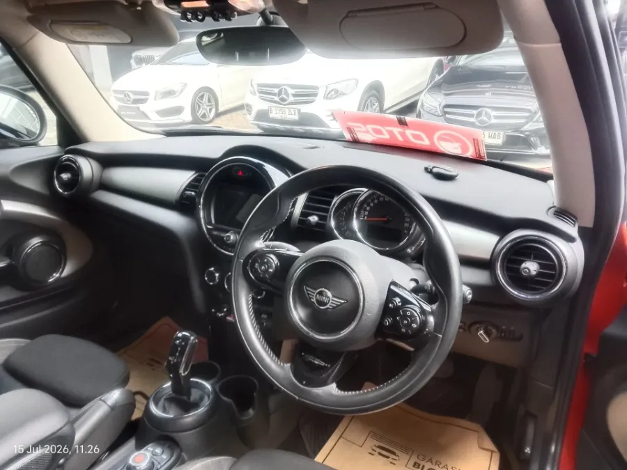 Foto Mobil Bekas Dashboard MINI Cooper 1.5 S tahun 2018
