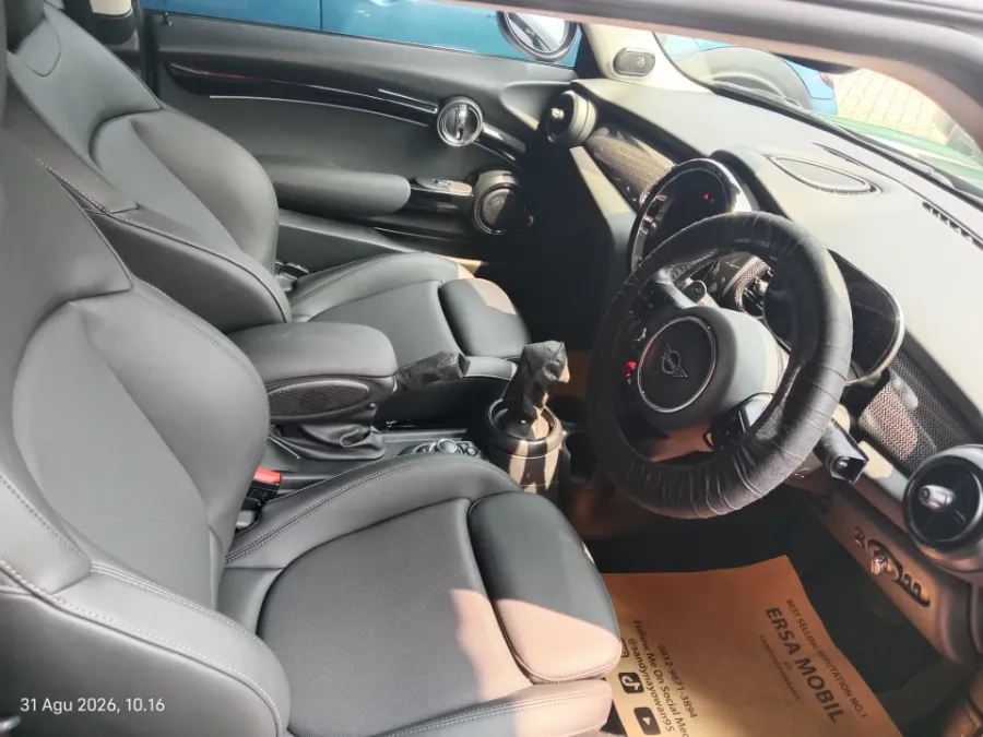 Foto Mobil Bekas Kabin Depan MINI Cooper 1.5 S tahun 2023