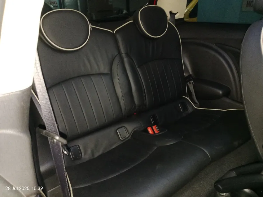 Foto Mobil Bekas Kabin Belakang MINI Cooper 1.6 tahun 2011