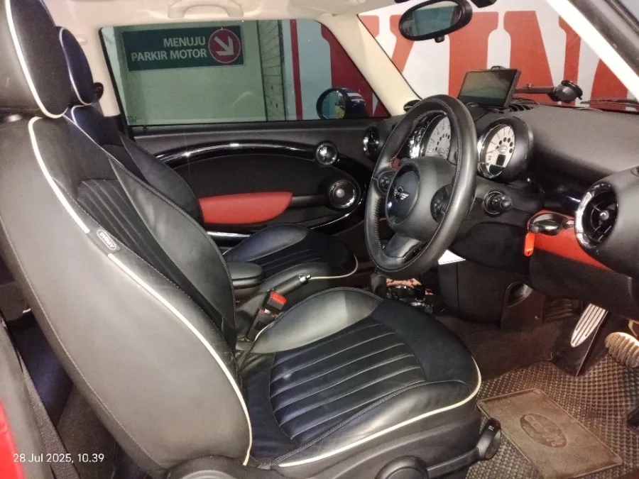 Foto Mobil Bekas Kabin Depan MINI Cooper 1.6 tahun 2011
