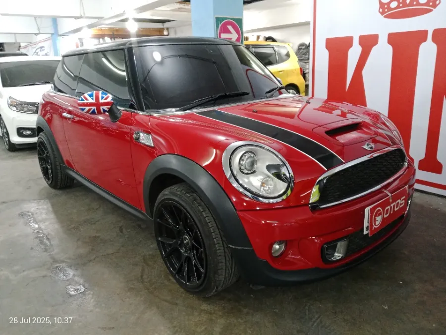 Foto Mobil Bekas Kanan Depan MINI Cooper 1.6 tahun 2011