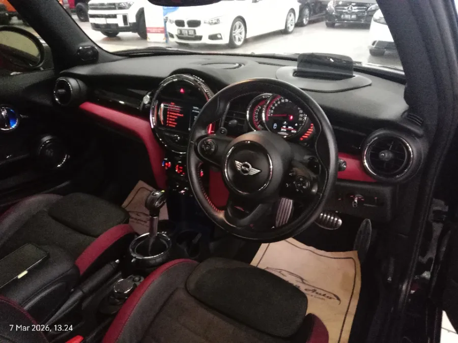 Foto Mobil Bekas Dashboard MINI Cooper 2.0 John Cooper Works tahun 2017