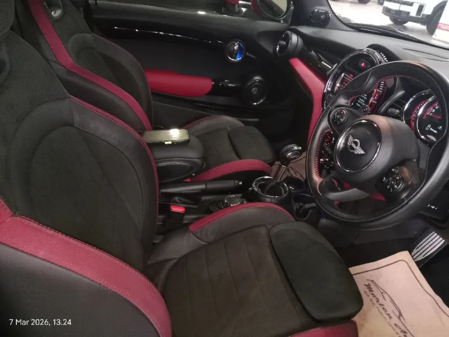 Foto Mobil Bekas Kabin Depan MINI Cooper 2.0 John Cooper Works tahun 2017