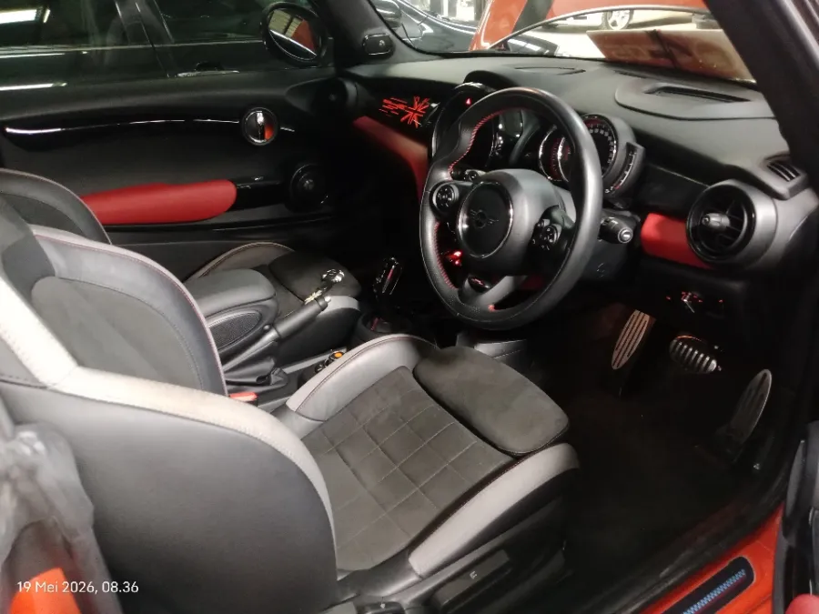 Foto Mobil Bekas Kabin Depan MINI Cooper 2.0 John Cooper Works tahun 2019