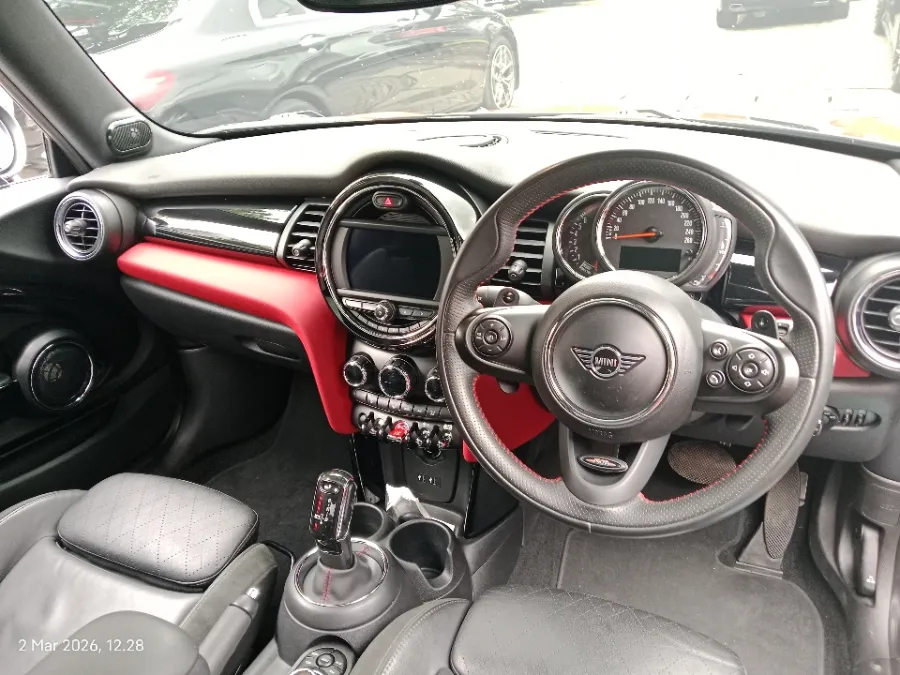 Foto Mobil Bekas Dashboard MINI Cooper 2.0 S tahun 2019