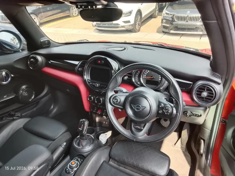 Foto Mobil Bekas Dashboard MINI Cooper 2.0 S tahun 2019