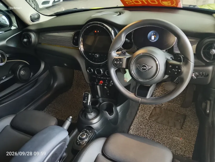 Foto Mobil Bekas Dashboard MINI Cooper 2.0 S tahun 2023