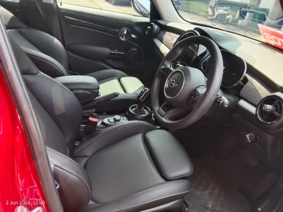 Foto Mobil Bekas Kabin Depan MINI Cooper 2.0 S tahun 2023