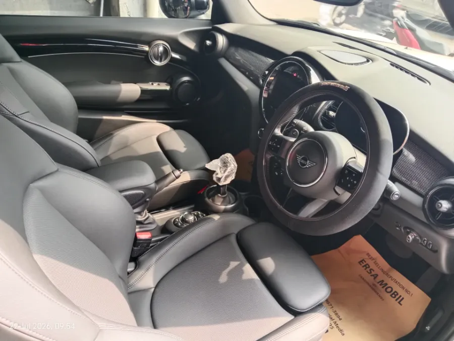 Foto Mobil Bekas Kabin Depan MINI Cooper 2.0 S tahun 2023