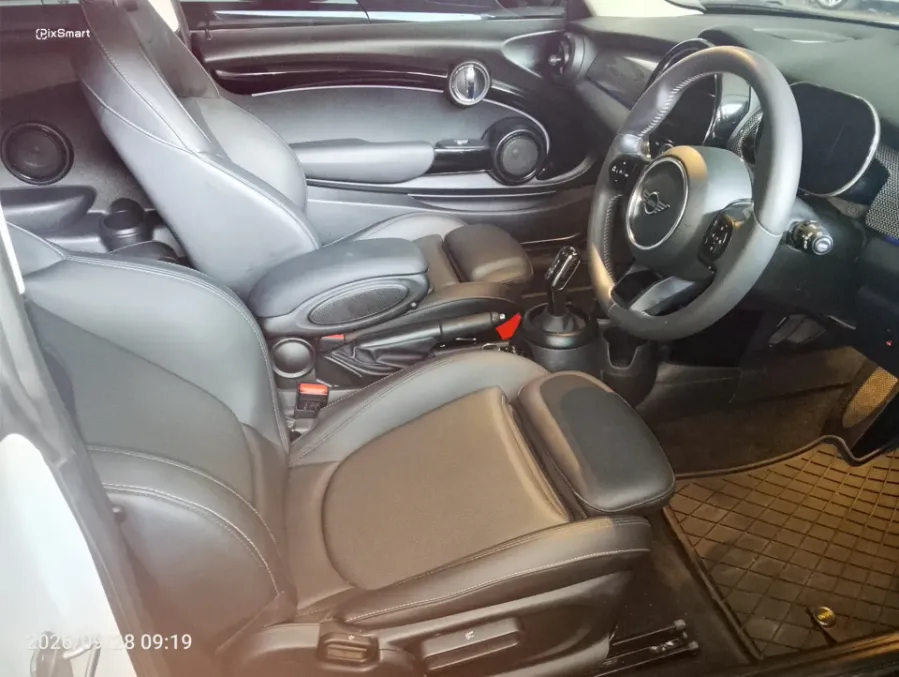 Foto Mobil Bekas Kabin Depan MINI Cooper 2.0 S tahun 2023