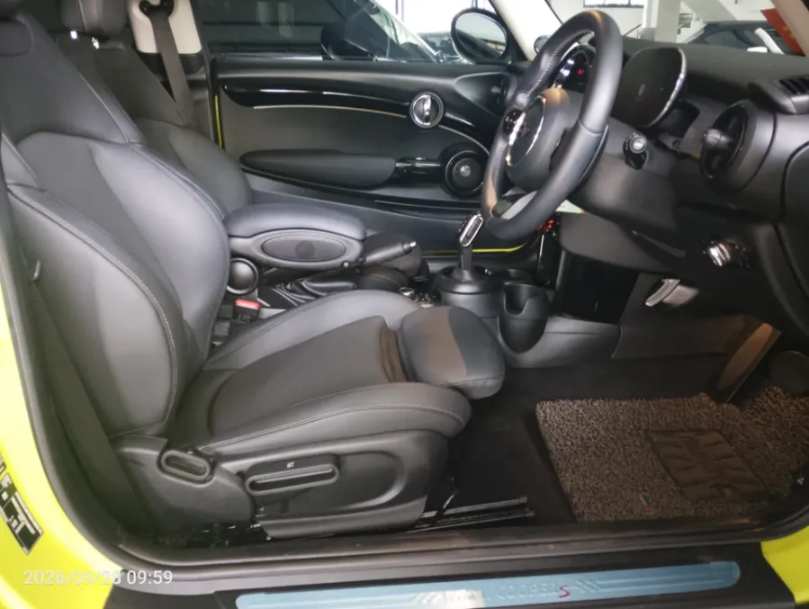 Foto Mobil Bekas Kabin Depan MINI Cooper 2.0 S tahun 2023