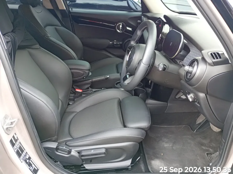 Foto Mobil Bekas Kabin Depan MINI Cooper 2.0 S tahun 2023