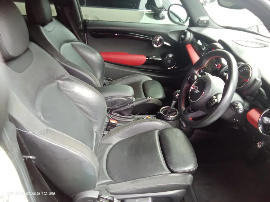 Foto Mobil Bekas Kabin Depan MINI Cooper S 2.0 tahun 2017
