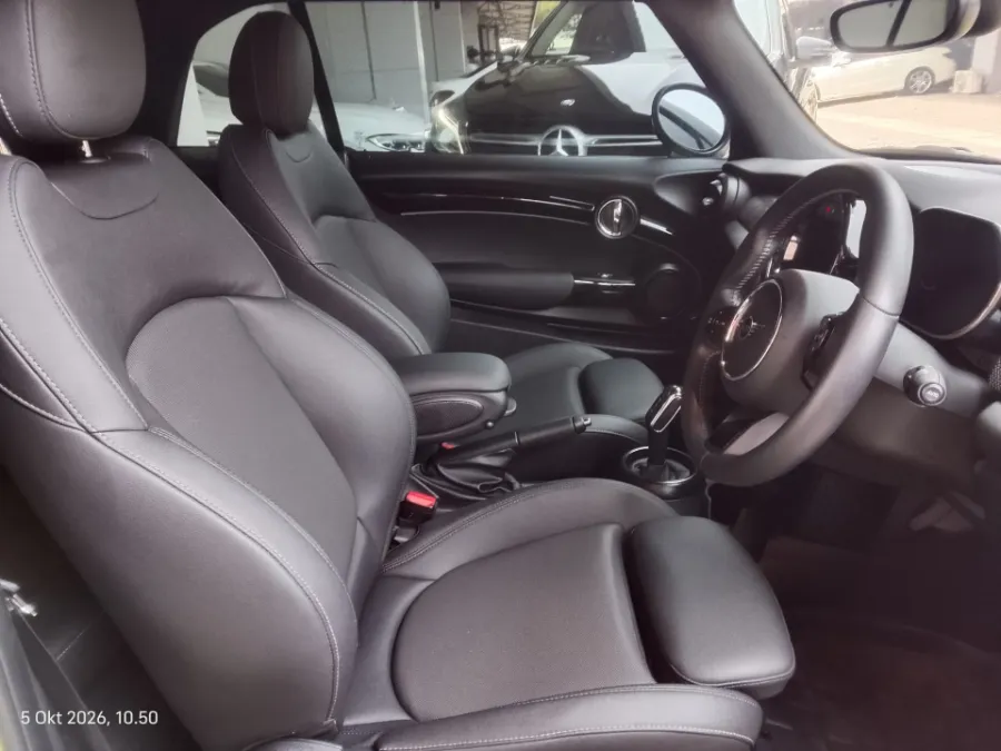 Foto Mobil Bekas Kabin Depan MINI Cooper S 2.0 Convertible tahun 2023