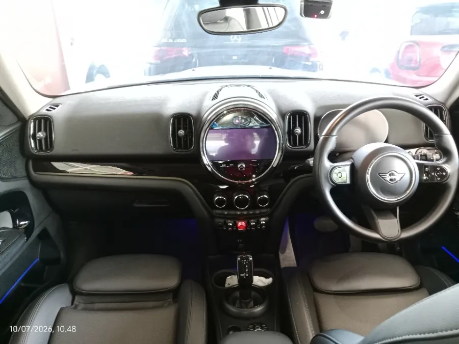 Foto Mobil Bekas Dashboard MINI Countryman 1.5 tahun 2021