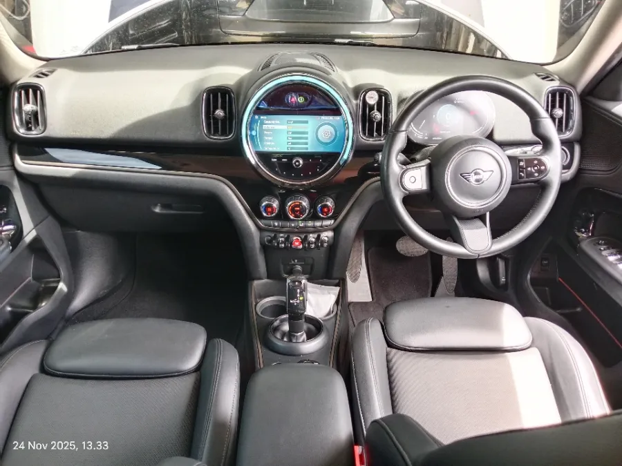 Foto Mobil Bekas Dashboard MINI Countryman 1.5 tahun 2021