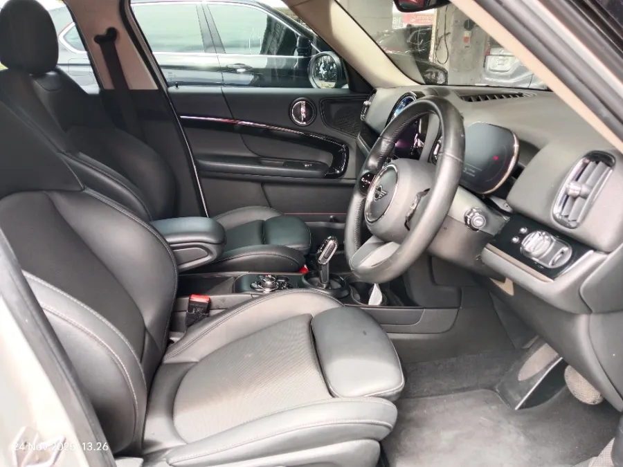 Foto Mobil Bekas Kabin Depan MINI Countryman 1.5 tahun 2021