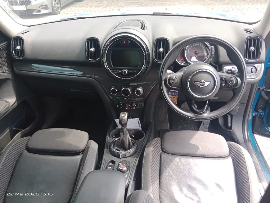 Foto Mobil Bekas Dashboard MINI Countryman 1.5 Cooper tahun 2017