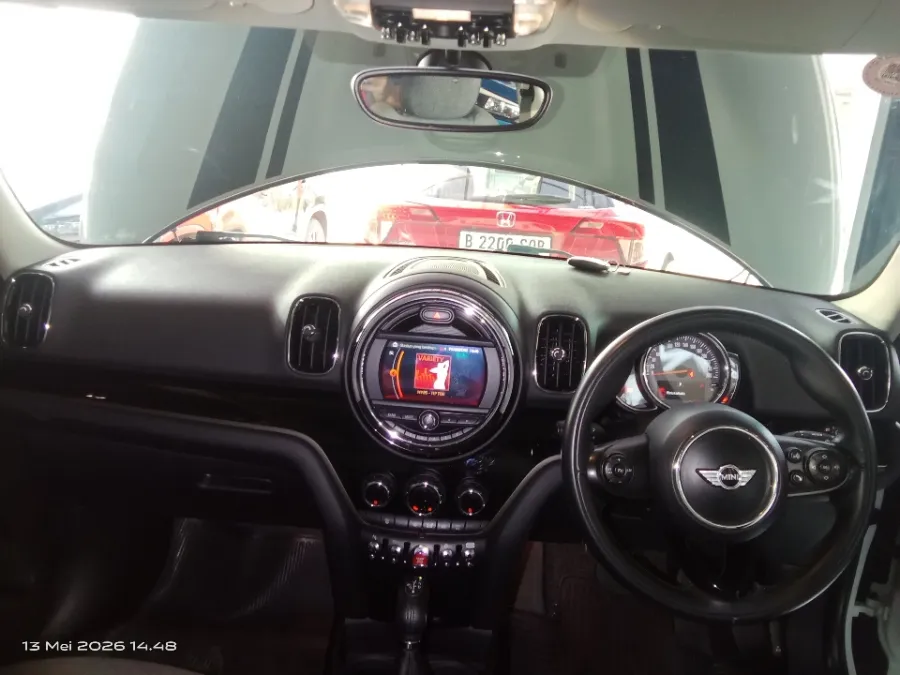 Foto Mobil Bekas Dashboard MINI Countryman 1.5 Cooper tahun 2018