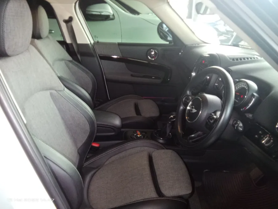Foto Mobil Bekas Kabin Depan MINI Countryman 1.5 Cooper tahun 2018