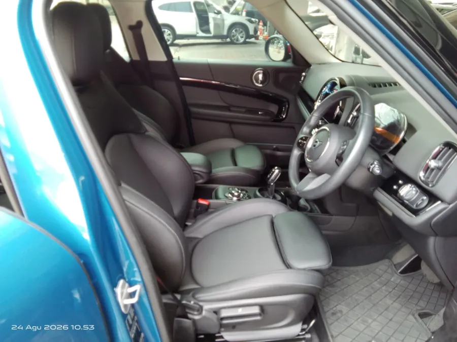 Foto Mobil Bekas Kabin Depan MINI Countryman 1.5 Cooper tahun 2021