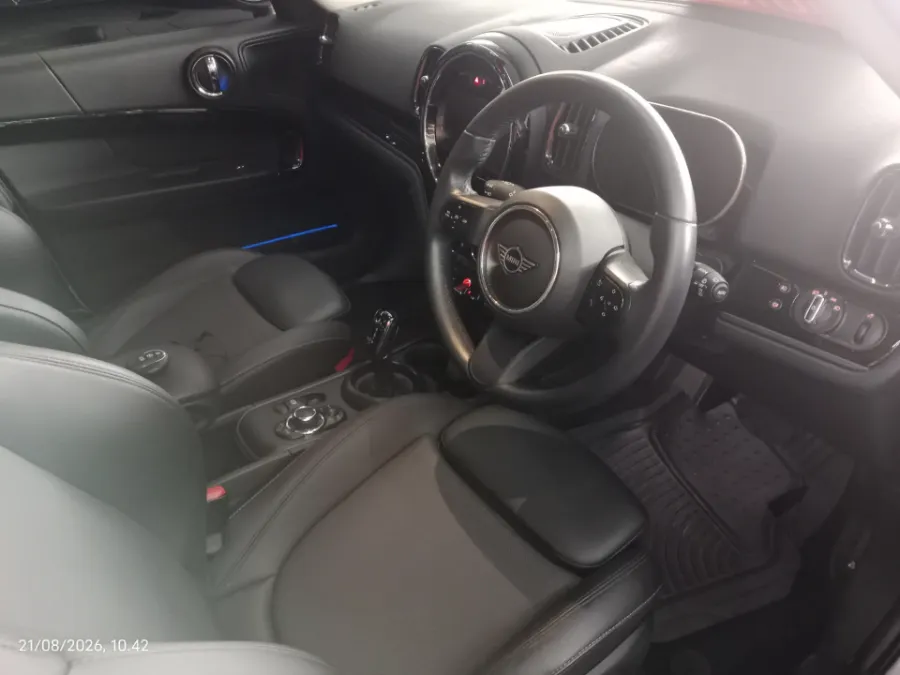 Foto Mobil Bekas Kabin Depan MINI Countryman 1.5 Cooper tahun 2022