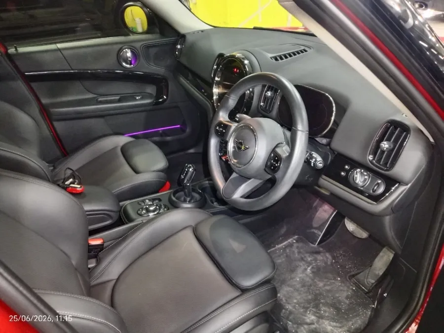 Foto Mobil Bekas Kabin Depan MINI Countryman 1.5 Cooper tahun 2023
