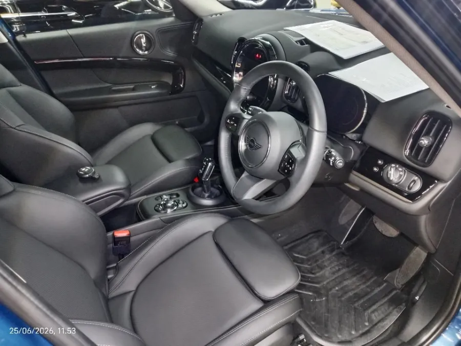 Foto Mobil Bekas Kabin Depan MINI Countryman 1.5 Cooper tahun 2023