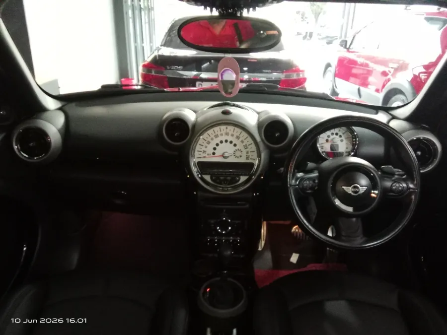 Foto Mobil Bekas Dashboard MINI Countryman 1.6 Cooper tahun 2011