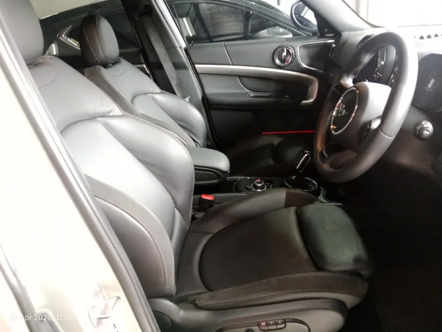 Foto Mobil Bekas Kabin Depan MINI Countryman 1.6 Cooper S tahun 2022